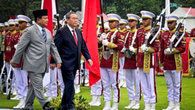 Presiden Prabowo Sambut Premier Li Qiang dalam Upacara Resmi Penuh Kehormatan di Istana Merdeka