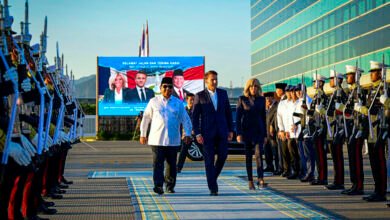 Presiden Prabowo Subianto Antar Langsung Keberangkatan Presiden Macron ke Singapura