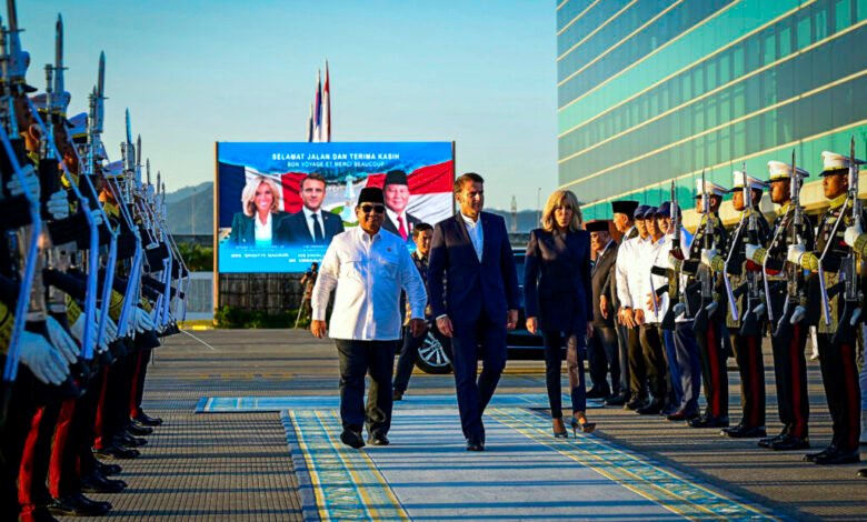Presiden Prabowo Subianto Antar Langsung Keberangkatan Presiden Macron ke Singapura