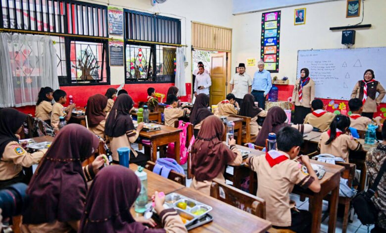 Presiden Prabowo Tinjau Pelaksanaan MBG dan Cek Kesehatan Gratis di Sekolah Bersama Bill Gates