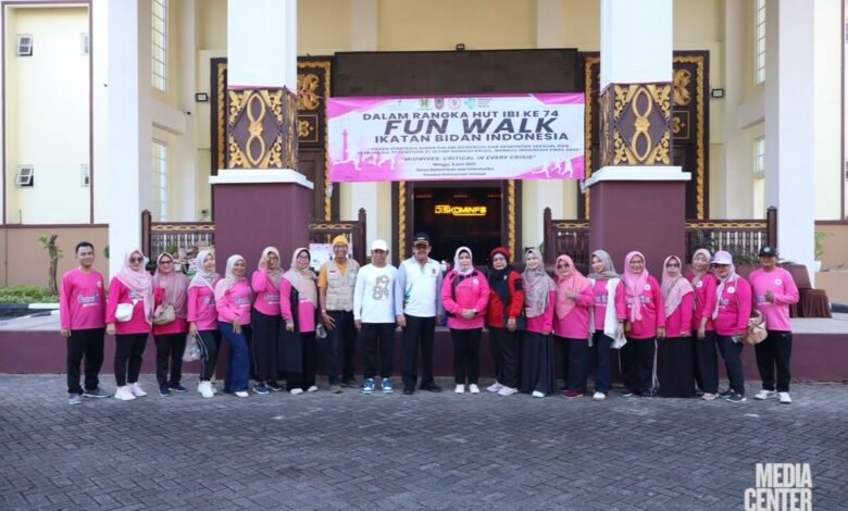 IBI Kalsel Gelar Fun Walk Serentak Peringati HUT ke-74 dan Hari Bidan Sedunia
