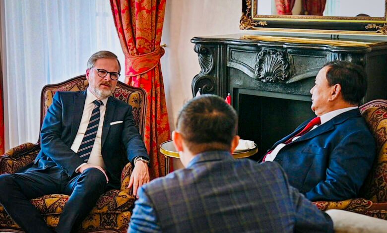 Transit di Praha, Presiden Prabowo Terima Kunjungan PM Ceko Petr Fiala