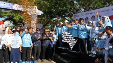 Ribuan Peserta Meriahkan Fun Walk Harjad ke-75 Kalsel dan HUT ke-80 RI, Gubernur Muhidin Serahkan Hadiah Umrah