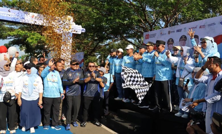 Ribuan Peserta Meriahkan Fun Walk Harjad ke-75 Kalsel dan HUT ke-80 RI, Gubernur Muhidin Serahkan Hadiah Umrah