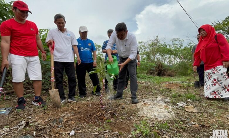 Diskominfo Kalsel Tanam Bibit Pohon Sambut Hari Jadi ke-75 Provinsi dan HUT ke-80 RI