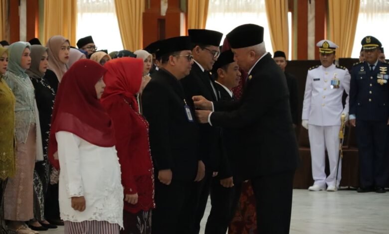 Gubernur Kalsel Anugerahkan Satyalencana Karya Satya Kepada 446 PNS Pemprov Kalsel