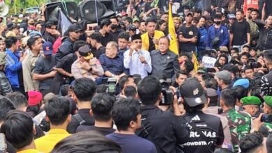 Ketua DPRD Kalsel Temui Massa dan Siap Kawal Setiap Aspirasi Rakyat