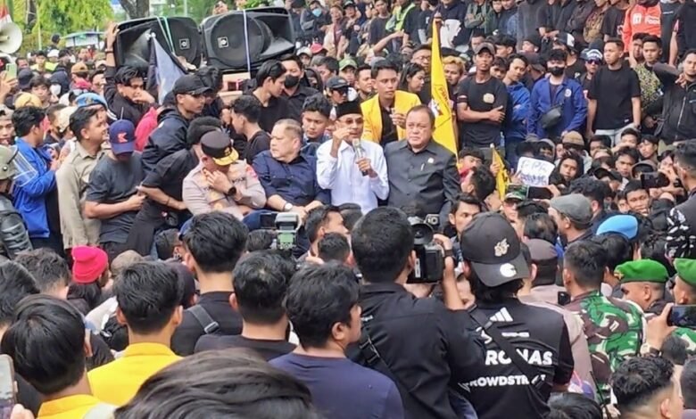 Ketua DPRD Kalsel Temui Massa dan Siap Kawal Setiap Aspirasi Rakyat
