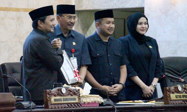 Wagub Kalsel Sampaikan Penjelasan Gubernur atas 3 Raperda di Rapat Paripurna DPRD
