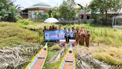Komitmen Lestarikan Lingkungan, Gubernur Kalsel Serahkan Dua Unit Perahu Bermotor Ke Pokmaswas Balimau