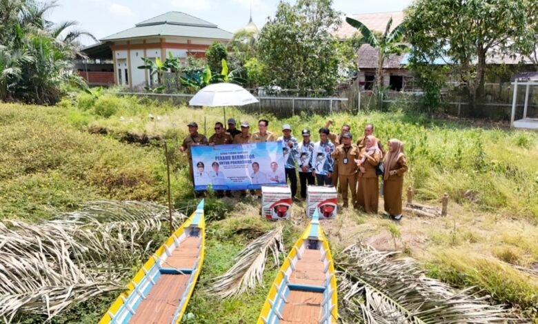 Komitmen Lestarikan Lingkungan, Gubernur Kalsel Serahkan Dua Unit Perahu Bermotor Ke Pokmaswas Balimau