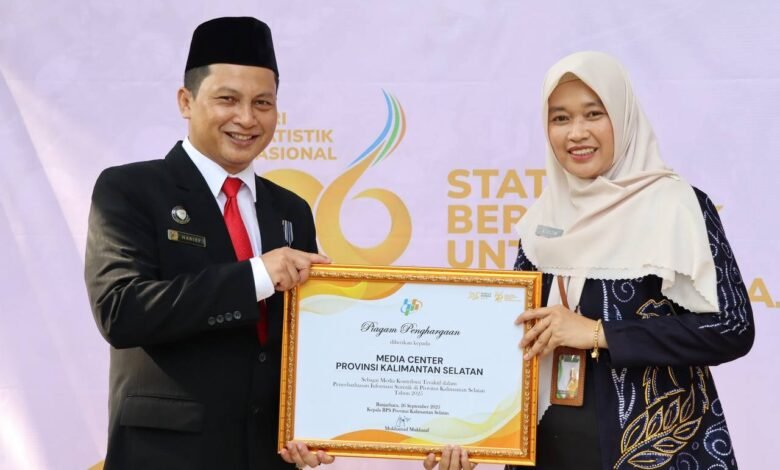 Media Center Kominfo Kalsel Raih Penghargaan dari BPS sebagai Media Teraktif Penyebar Informasi Statistik