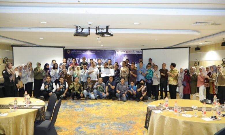 Dorong Pelayanan Publik Mudah dan Cepat, Diskominfo dan Bappeda 13 Kabupaten/Kota Tanda Tangani Komitmen Bersama
