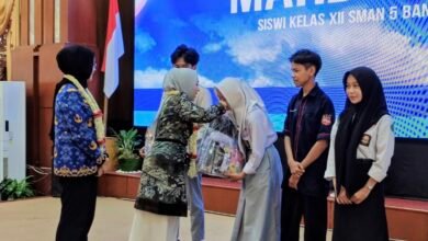 Ketua TP PKK Kalsel Serahkan Bantuan Peralatan Sekolah bagi Siswa Kurang Mampu