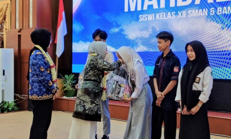 Ketua TP PKK Kalsel Serahkan Bantuan Peralatan Sekolah bagi Siswa Kurang Mampu