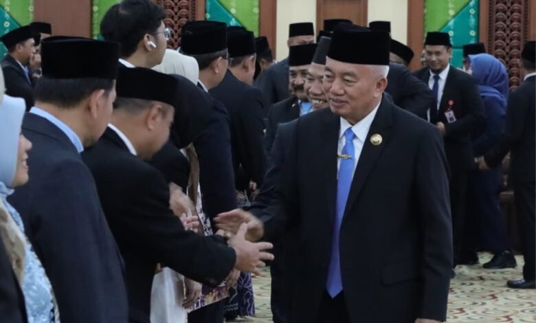 Lantik 11 Pejabat Baru, Gubernur H. Muhidin Tekankan Kinerja dan Profesionalisme