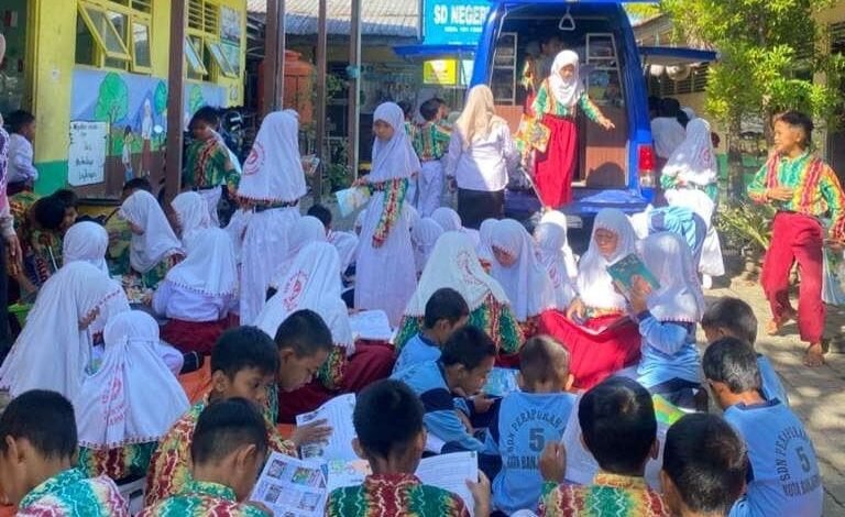 Anak-Anak SDN Pekapuran 5 Antusias Sambut Mobil Pustaka Keliling Dispersip Kalsel