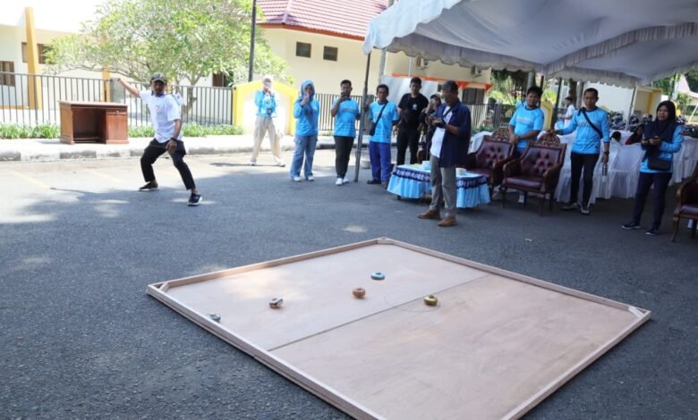 Museum Lambung Mangkurat Hidupkan Kembali Tradisi Lewat Lomba Adu Putar Gasing Pengantin Kalsel 2025