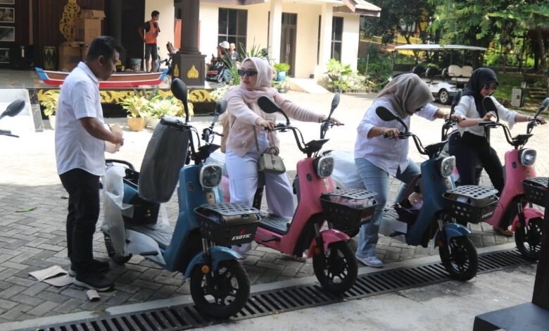 Pemprov Kalsel Serahkan 10 Sepeda Listrik dan 1 Mobil Buggy untuk Perkuat Layanan Anjungan Kalsel di TMII