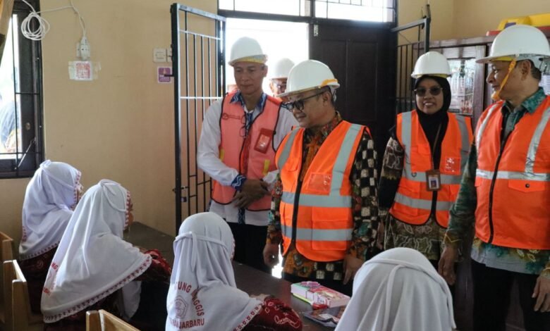 Mendikdasmen Tinjau Program Revitalisasi Satuan Pendidikan di Banjarbaru