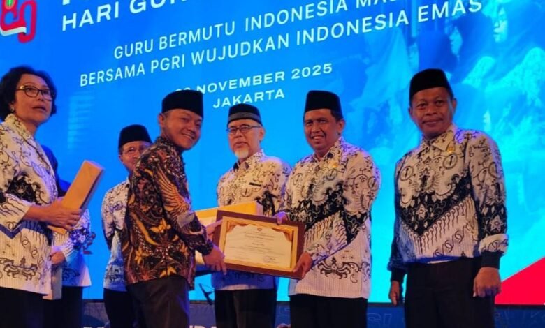 Administrasi Terbaik, PGRI Kalsel Sabet Penghargaan Nasional SIK PGRI 2025