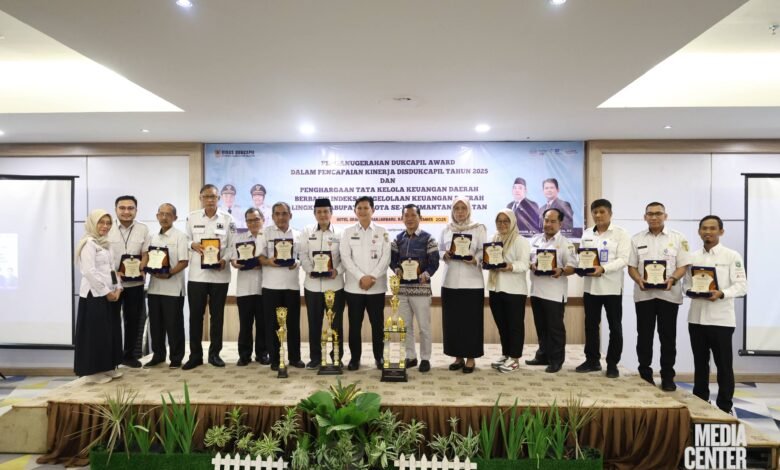 Kalsel Anugerahkan Dukcapil Award 2025 Untuk Daerah Berkinerja Unggul Dalam Pelayanan Adminduk