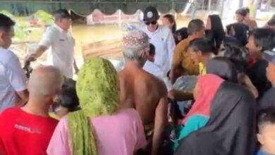 Ringankan Beban Warga Tertimpa Musibah Banjir, Dislutkan Kalsel Salurkan Bantuan di Teluk Selong