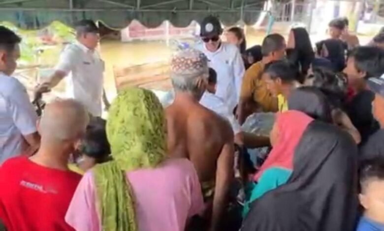 Ringankan Beban Warga Tertimpa Musibah Banjir, Dislutkan Kalsel Salurkan Bantuan di Teluk Selong