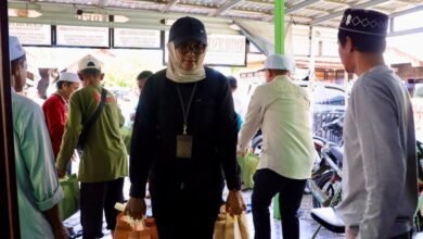 Turun Langsung ke Lokasi Banjir, PUPR Kalsel Salurkan 368 Paket Sembako bagi Warga Kelampaian Ulu