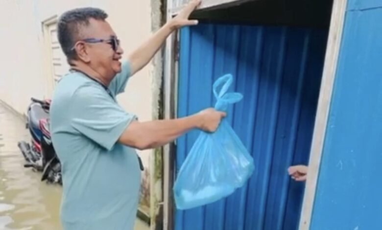 Disdag Kalsel Kembali Salurkan Bantuan Ke Warga Terdampak Banjir di Desa Mekar