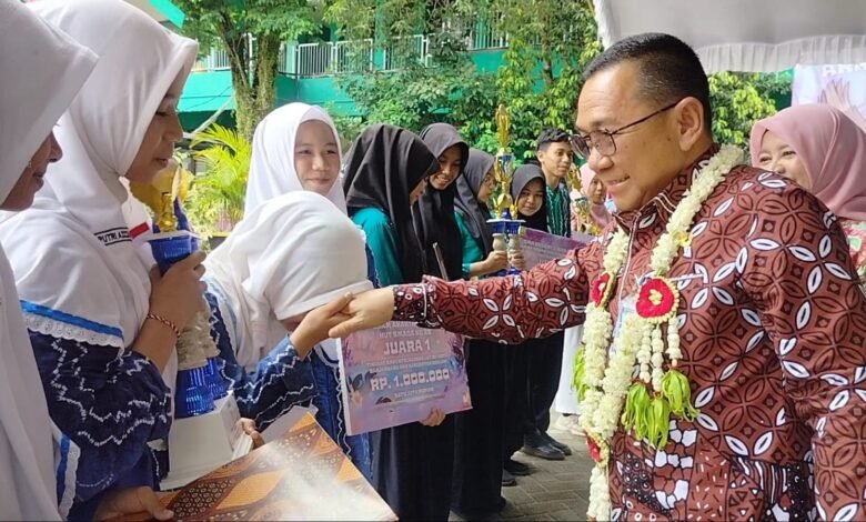 SMAN 3 Banjarbaru Rayakan HUT dengan Semangat Inovasi dan Bakti Sosial