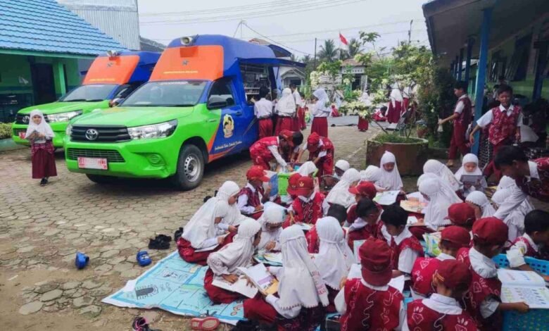 Gencarkan Promosi Minat Baca dan Literasi, Dispersip Kalsel Turunkan Pusling di SDN Kayu Bawang 1 Gambut