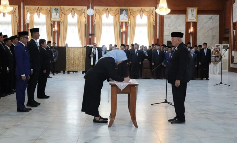 Gubernur Muhidin Lantik 292 Pejabat, Tekankan Digitalisasi Pelayanan Publik