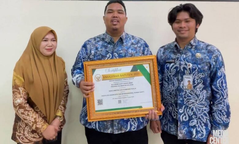 Komitmen Keselamatan Nuklir, RSGM Gusti Hasan Aman Terima Penghargaan BAPETEN 2025