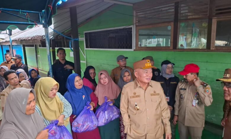 Bantu Warga Terdampak, PUPR Kalsel Salurkan Sembako Melalui Posko BPBD HSU