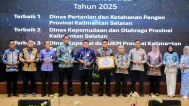 Gubernur Kalsel H. Muhidin Serahkan Penghargaan Kinerja Pengelolaan APBN pada Rakor Percepatan Pembangunan 