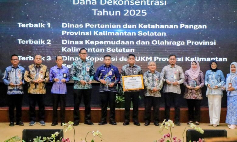 Gubernur Kalsel H. Muhidin Serahkan Penghargaan Kinerja Pengelolaan APBN pada Rakor Percepatan Pembangunan 
