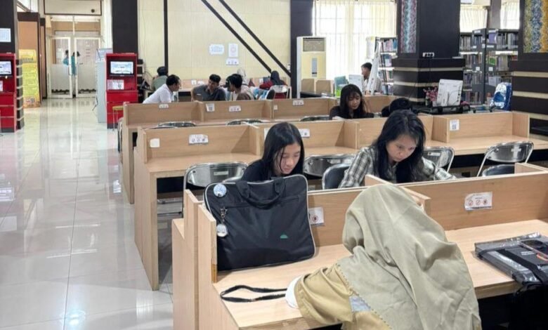 Ngabuburit Sambil Membaca, Warga Padati Perpustakaan Palnam di Bulan Ramadan