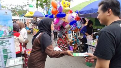 Mahasiswa Penerima Beasiswa BAZNAS Kalsel Ajak Masyarakat Berzakat di Stan National Halal Fair Pasar Wadai Banjarmasin