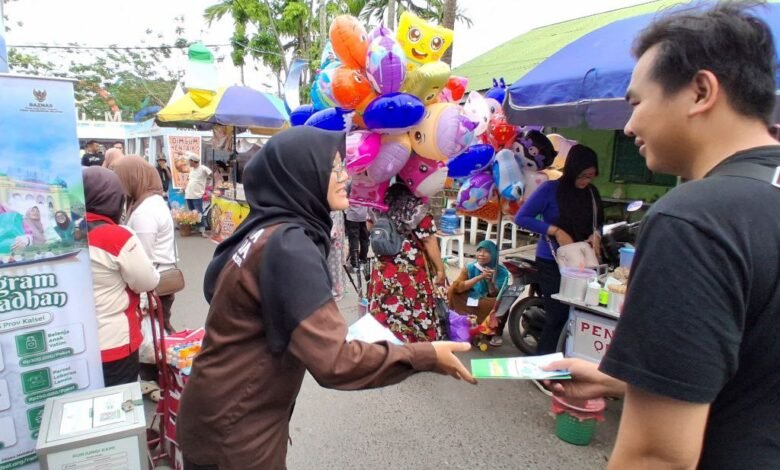 Mahasiswa Penerima Beasiswa BAZNAS Kalsel Ajak Masyarakat Berzakat di Stan National Halal Fair Pasar Wadai Banjarmasin