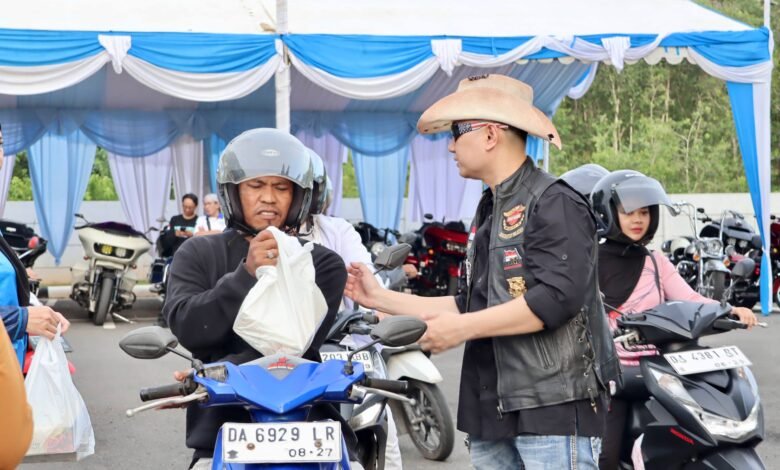 Kolaborasi HDCI dan Ditlantas Polda Kalsel, Berbagi Takjil dan Kampanye Keselamatan Berkendara