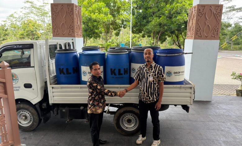 DLH Kalsel Salurkan 2.000 Ember dan Tong Sampah, Dorong Pemilahan dari Rumah Tangga