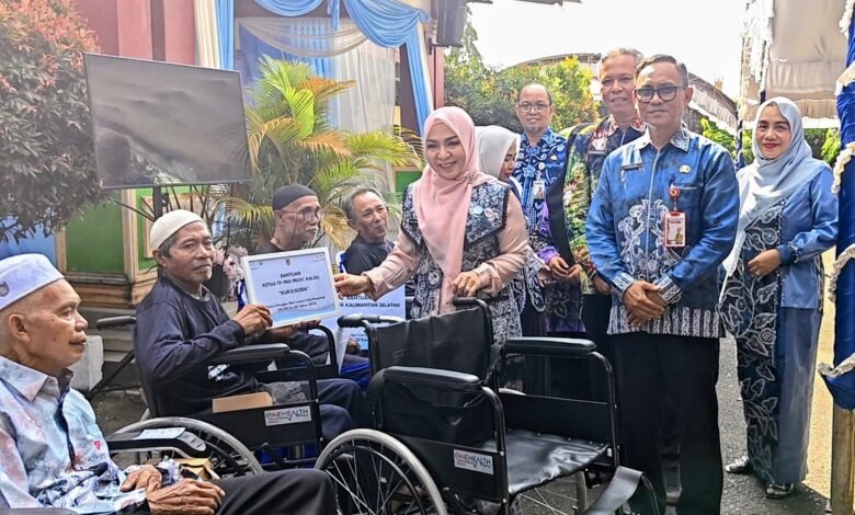 Peringati Hari Lanjut Usia Nasional 2026, Pemprov Kalsel Salurkan Bantuan dan Berikan Apresiasi kepada Lansia