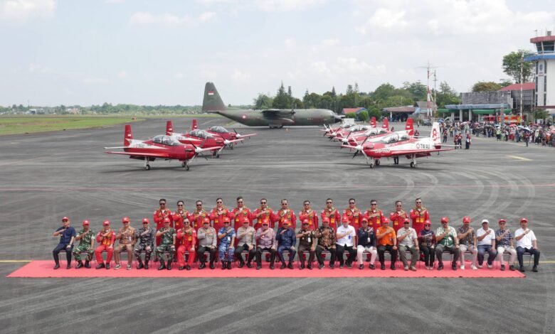 Atraksi Udara Jupiter Aerobatic Team Memukau Warga Kalsel, Gubernur Muhidin Beri Apresiasi