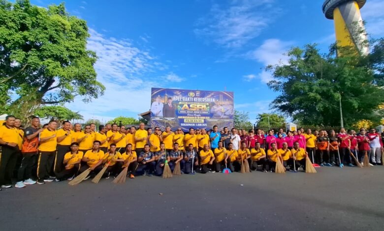 Kapolda Kalsel Pimpin Aksi Bersih Sungai Martapura dalam Program ASRI dan Rangkaian Hari Bhayangkara ke-80