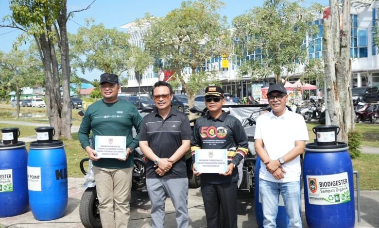 Dukung Pengelolaan Sampah di Daerah, Pemprov Kalsel Serahkan Bantuan Fasilitas