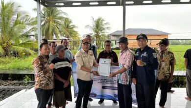 Gubernur Kalsel melalui Dislautkan Kalsel serahkan Bantuan Perahu Bermotor