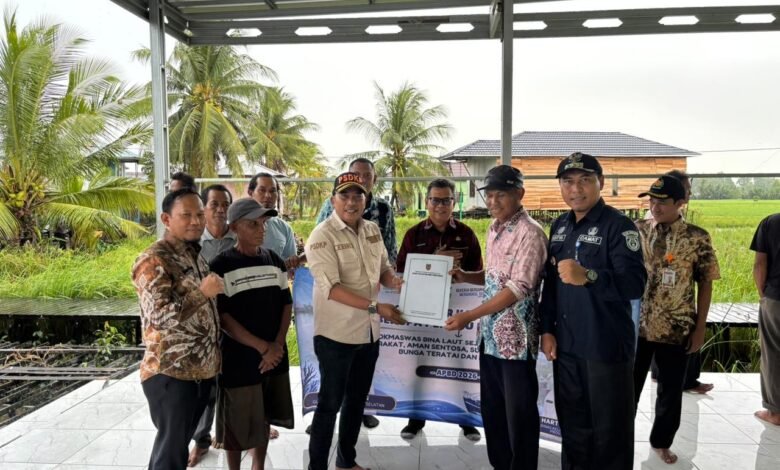 Gubernur Kalsel melalui Dislautkan Kalsel serahkan Bantuan Perahu Bermotor