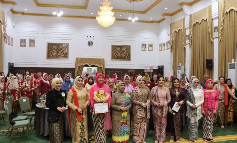 Peringati Hari Kebaya Nasional Ke-3, BKOW Kalsel dan Srikandi PP Banjarbaru Ajak Perempuan Lestarikan Budaya Sekaligus Peduli Kesehatan Mental