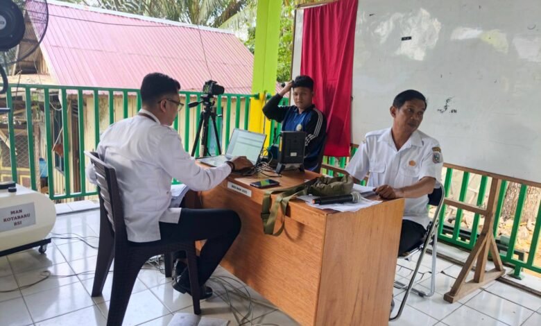 Dukcapil Goes to School, Disdukcapil Kalsel Jemput Bola Pelayanan Adminduk di MAN Kotabaru